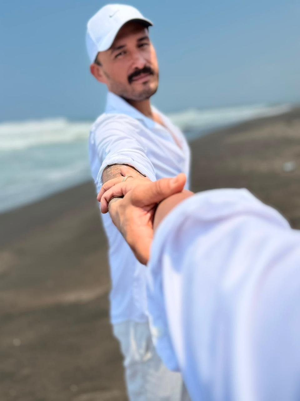 Silvino extendiendo la mano