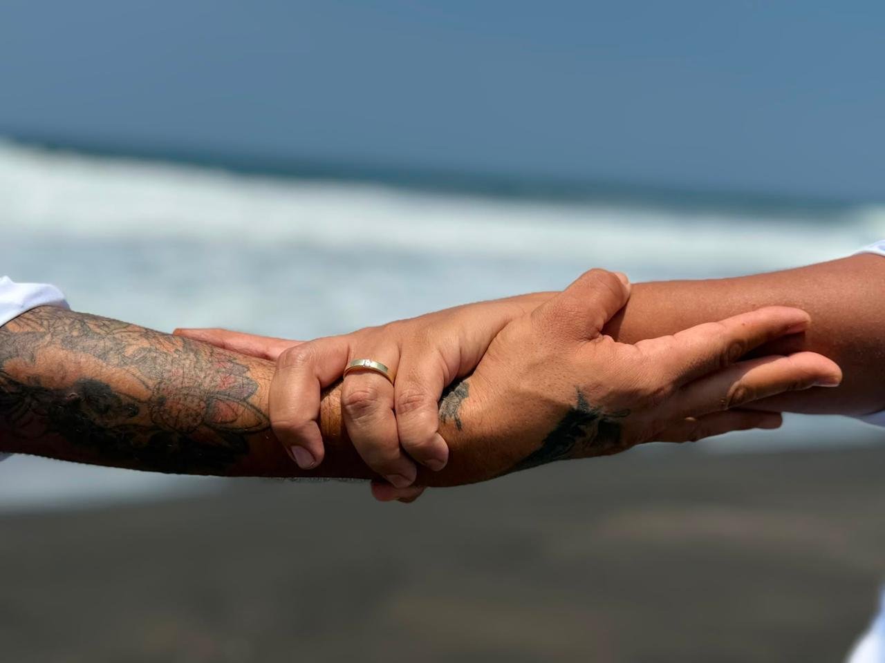 Silvino y Ángel tomados de la mano